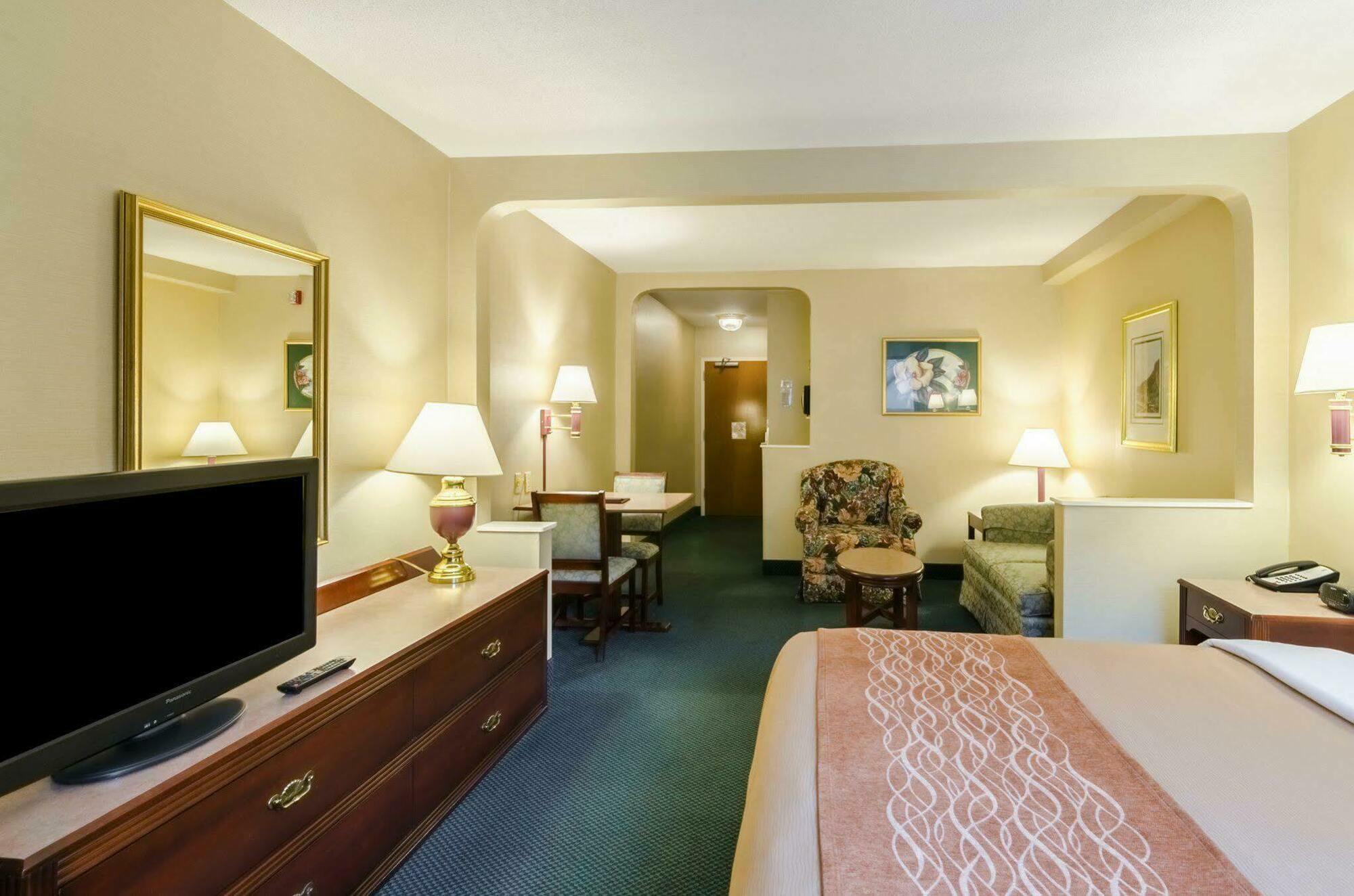 Comfort Inn & Suites Grundy Extérieur photo